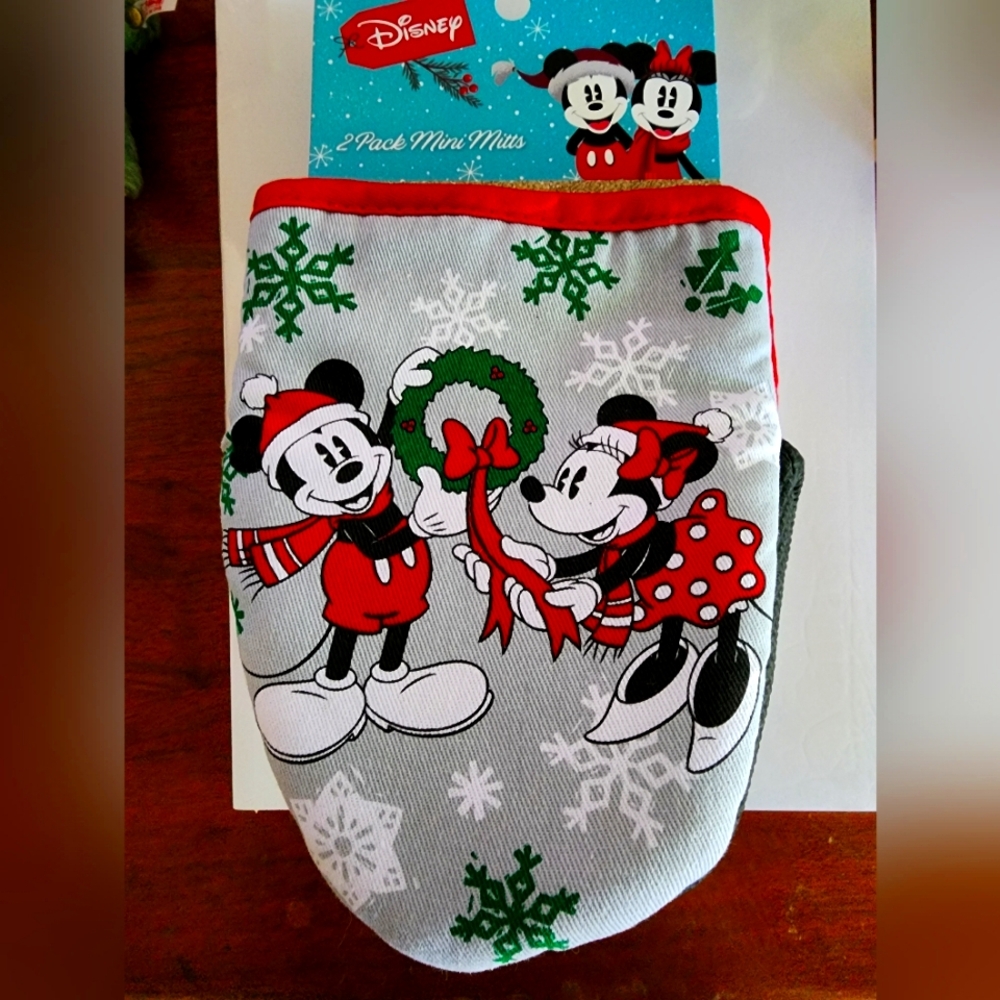 Disney Mickey and Minnie Mouse Holiday Christmas 2 pack Mini Oven Mitts